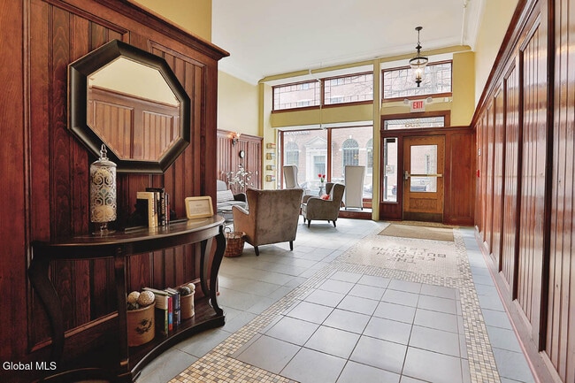 Building Photo - 256 Broadway