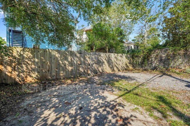 Building Photo - 309 W 33rd St