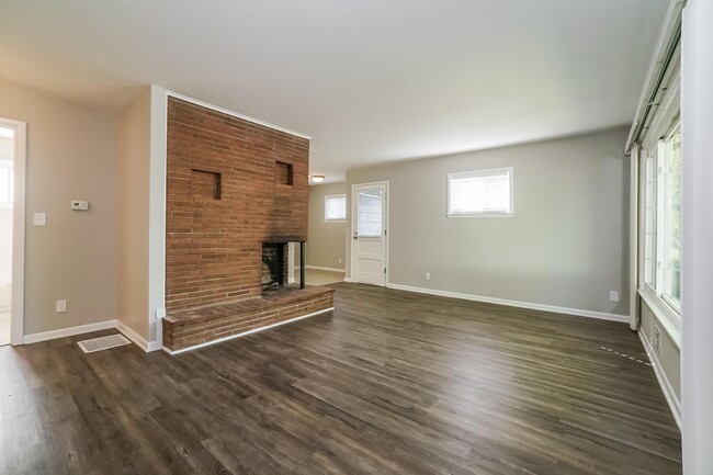 Building Photo - 298 Pineview Dr