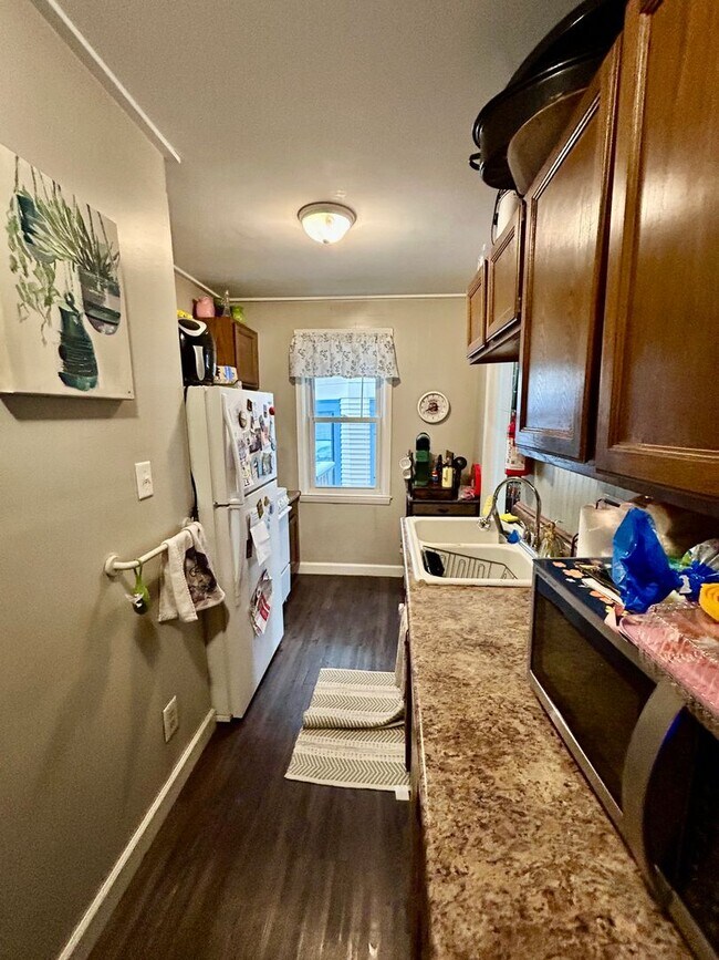 Building Photo - AVAILABLE JUNE - 2 BED 1 BATH