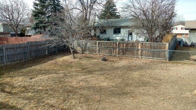Building Photo - Large 3 Bedroom, 2 Bathroom Home in the Th...