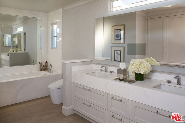 Building Photo - 14939 La Cumbre Dr