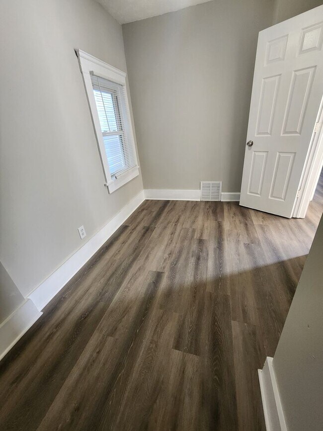 Building Photo - Duplex W 47th