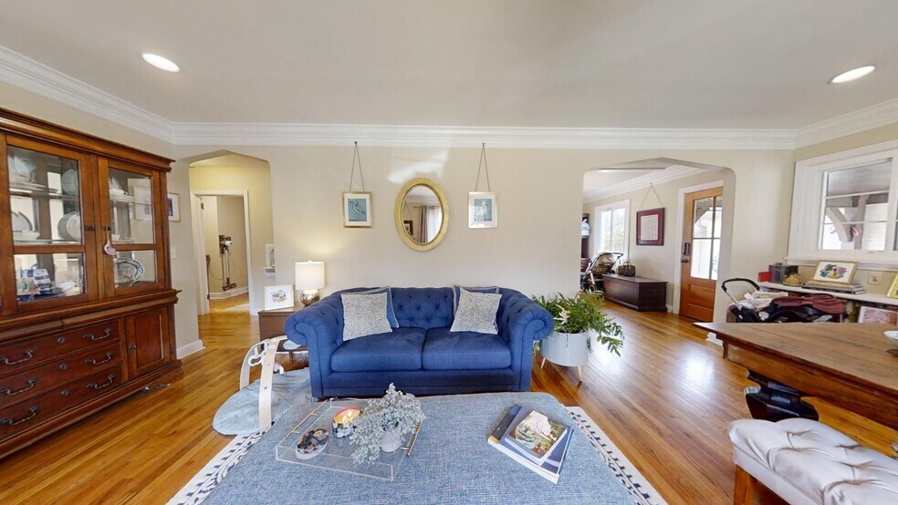 Building Photo - Gorgeous and updated home in Heart of Auburn