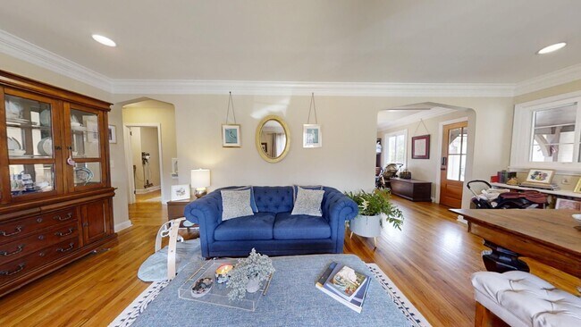Building Photo - Gorgeous and updated home in Heart of Auburn