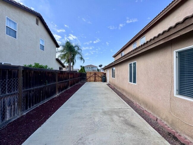 Building Photo - Spacious 4 Bedroom Home with a loft AND bo...