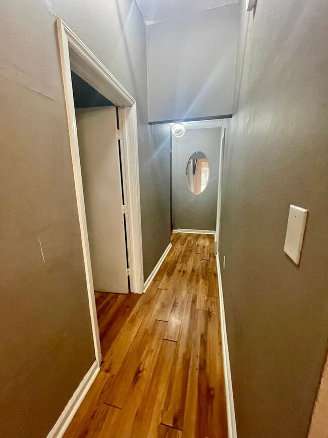 Building Photo - Welcome to this charming 3-bedroom, 1-bath...