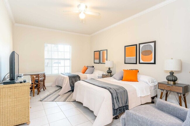 Building Photo - 2 E Lantana St