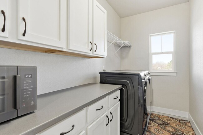 Building Photo - Bright and Modern Condo in Ideal Location ...