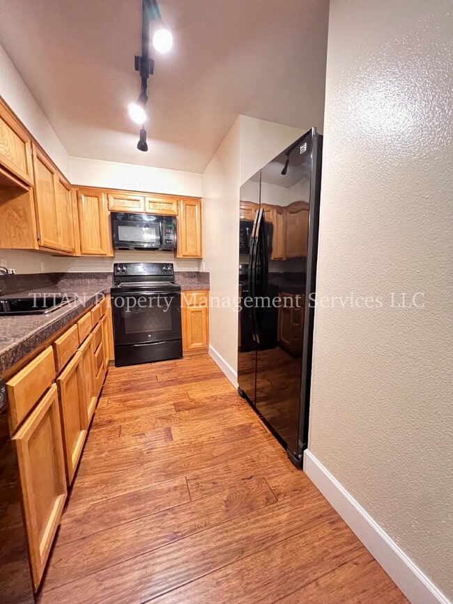 Building Photo - Charming 1-Bed Condo Retreat with Fireplace & Pool in Tualatin!