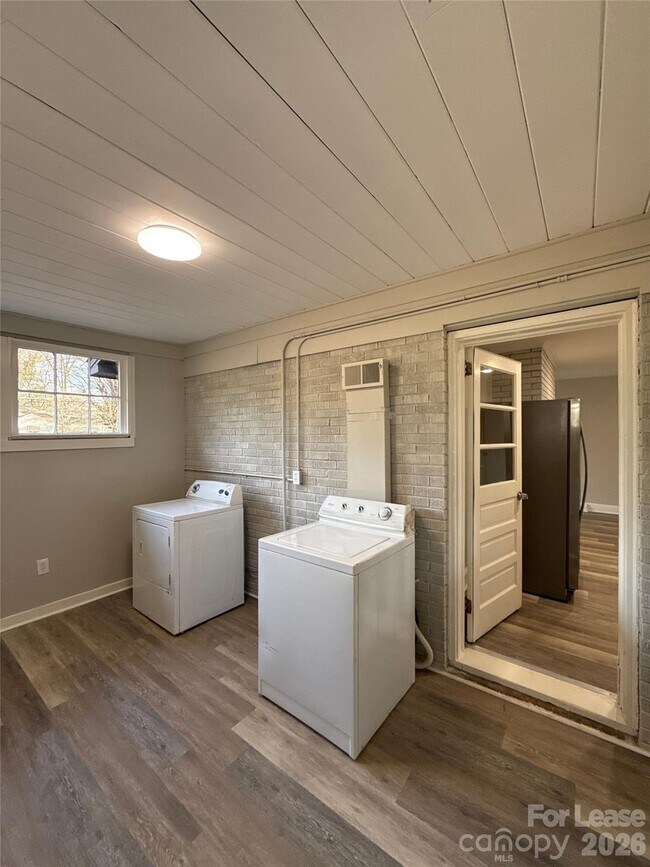 Building Photo - 2745 Dogwood Ave