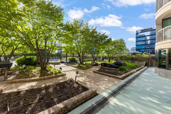 Building Photo - 400 N La Salle Dr
