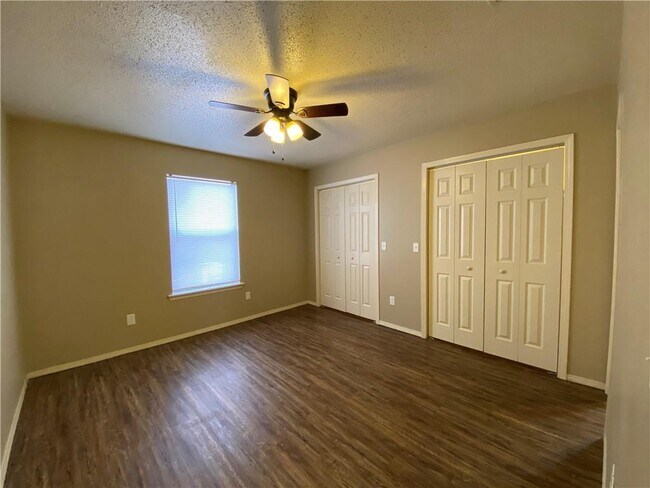 Building Photo - 658 W Martha Dr