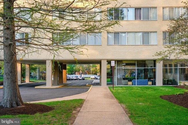 Building Photo - 6641 Wakefield Dr