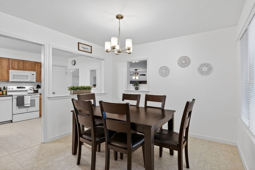 Building Photo - 453 Chamberlin Dr