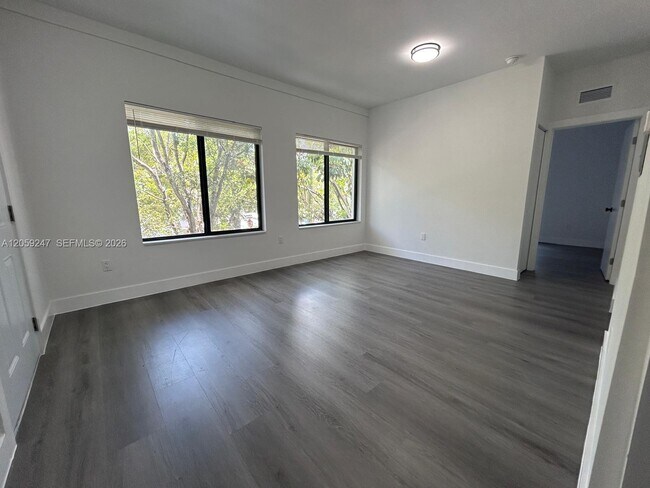 Building Photo - 638 SW 21st Ave