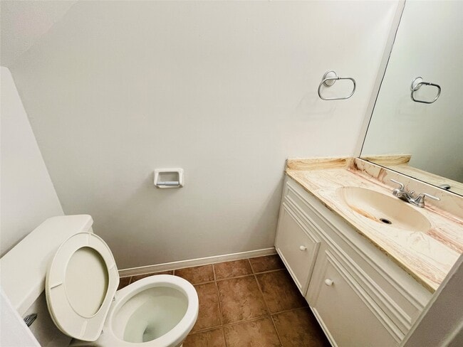 Building Photo - 13892 Hollowgreen Dr