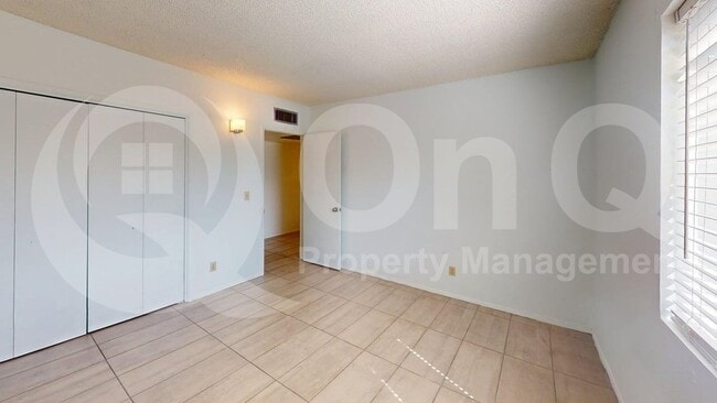 Building Photo - 3402 N Richland Dr