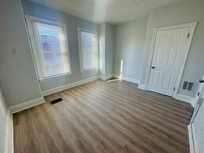 Building Photo - Refreshed 3bd/1bth House with Rear yard!!