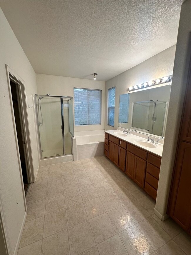 Building Photo - 2161 Chapman Oak Dr