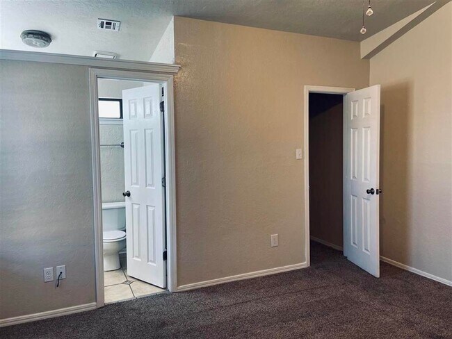 Building Photo - 3815 SW Hickory Ln