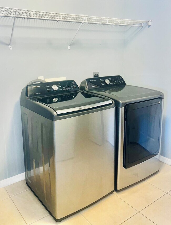 Building Photo - 602 SW McCall Rd