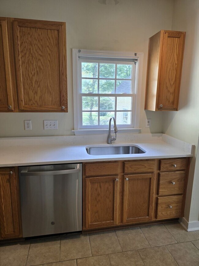 Building Photo - Residential Home Located in Vermillion with 3BR/2.5BA