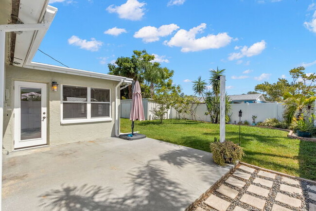 Building Photo - NEWLY RENOVATED Home For Rent in St Pete!