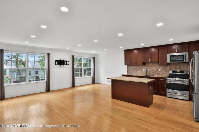 Building Photo - 578 Beachway Ave