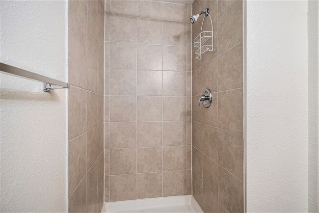 Building Photo - Freshly Painted & Move-In Ready! 2 bedroom - 2.5 Bathroom - Smokey Hill Aurora