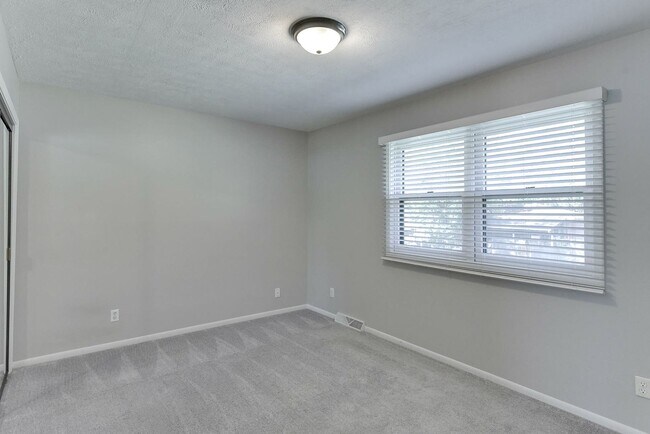 Building Photo - Large home in quiet neighborhood