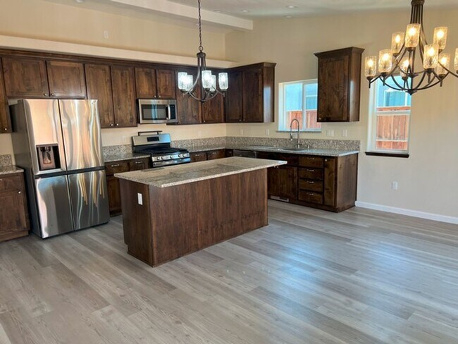 Building Photo - Three Bedroom on the Golf Course in Fer...