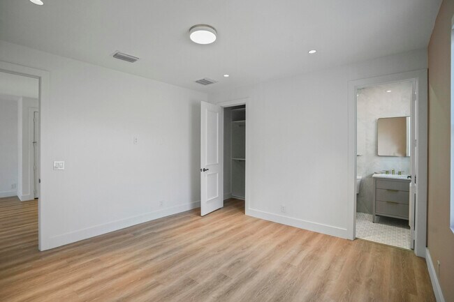Building Photo - 3201 E Stonebrook Cir