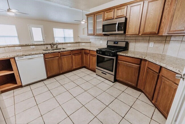 Building Photo - 11818 Canyon Falls Dr