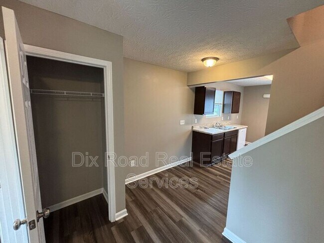 Building Photo - 424 W Kemper Rd