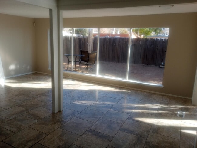 Building Photo - 11808 Lexington Ave NE