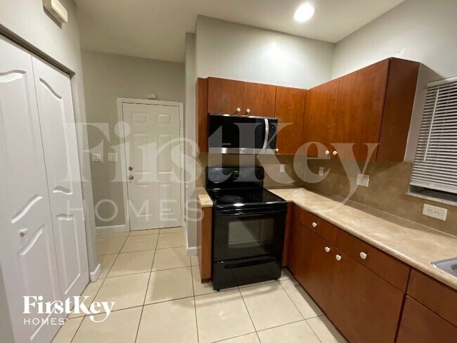 Building Photo - 377 NE 29th Terrace