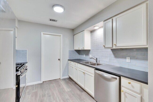 Building Photo - 2203 E Stassney Ln