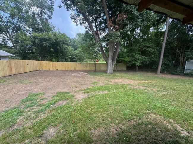 Building Photo - Forest Hills home with park access