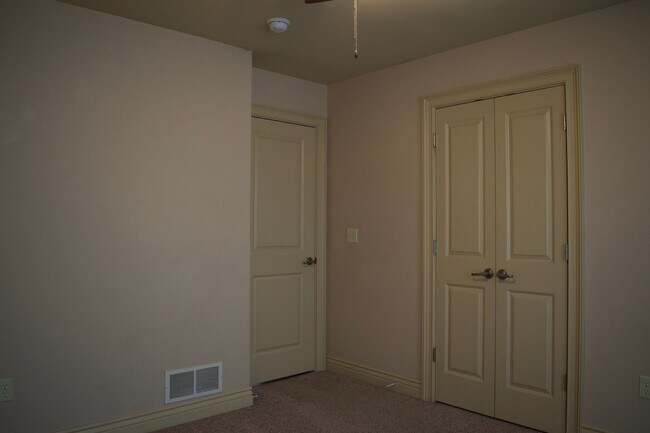 Building Photo - Marvelous 3 Bedroom House In Mill Creek Ma...