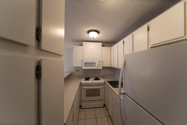 Building Photo - 2140 Kuhio Ave.