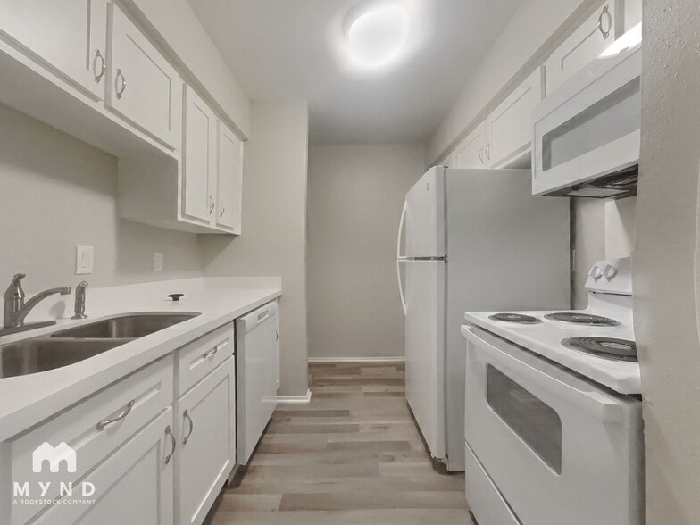 Building Photo - 5625 Antoine Dr