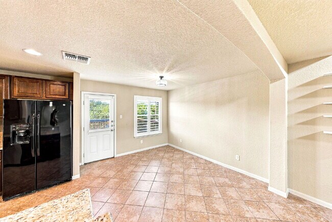 Building Photo - VIEWS VIEWS VIEWS! Ask about our rent incentives and Book your self guided tour today!