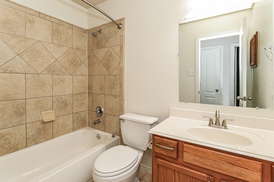 Building Photo - 969 Oak Lynn Dr