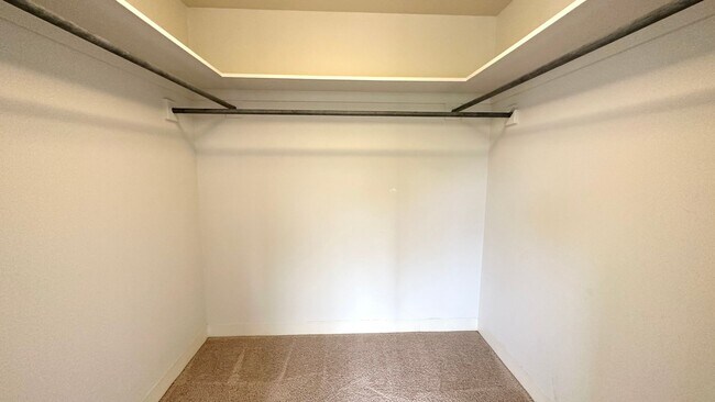 Building Photo - SPACIOUS 2 BED/2 BATH/1 PRKG & WASHER/DRYE...