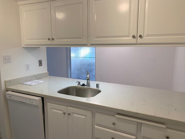 Building Photo - 5420 Roundtree Ct