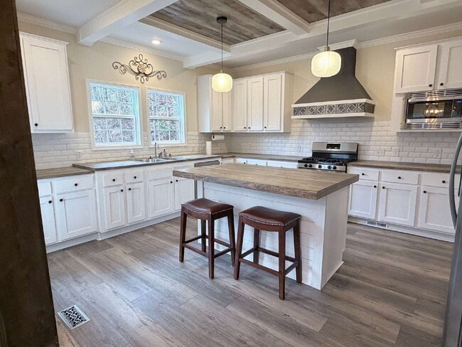 Building Photo - Immaculate Newer 3BR/2BA Brevard Home with Open Layout – Pet-Friendly