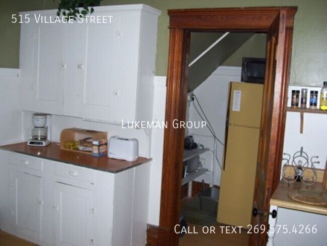 Building Photo - 515 Village St