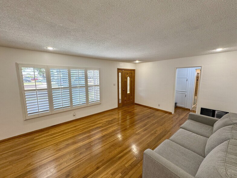 Living Room - 9548 Claymore St