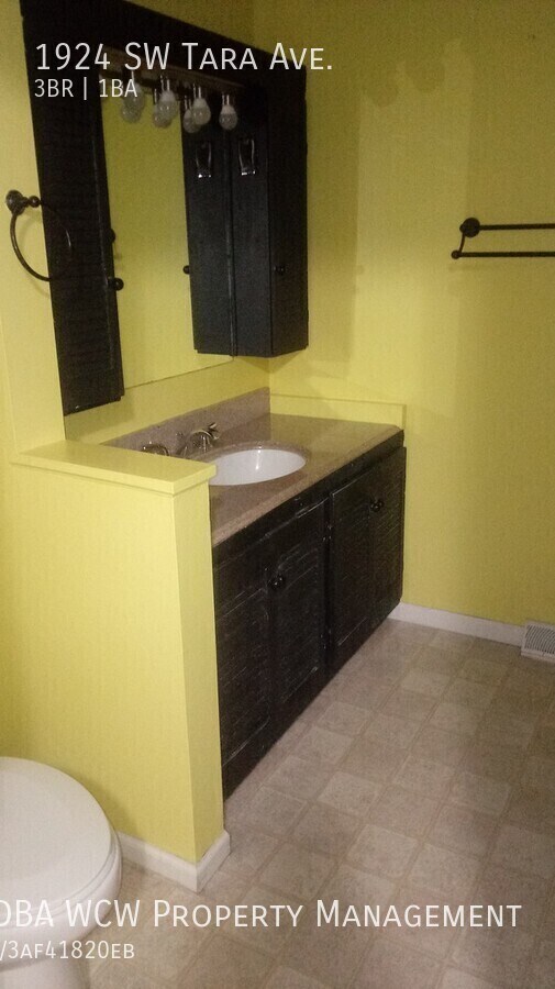 Building Photo - 1924 SW Tara Ave